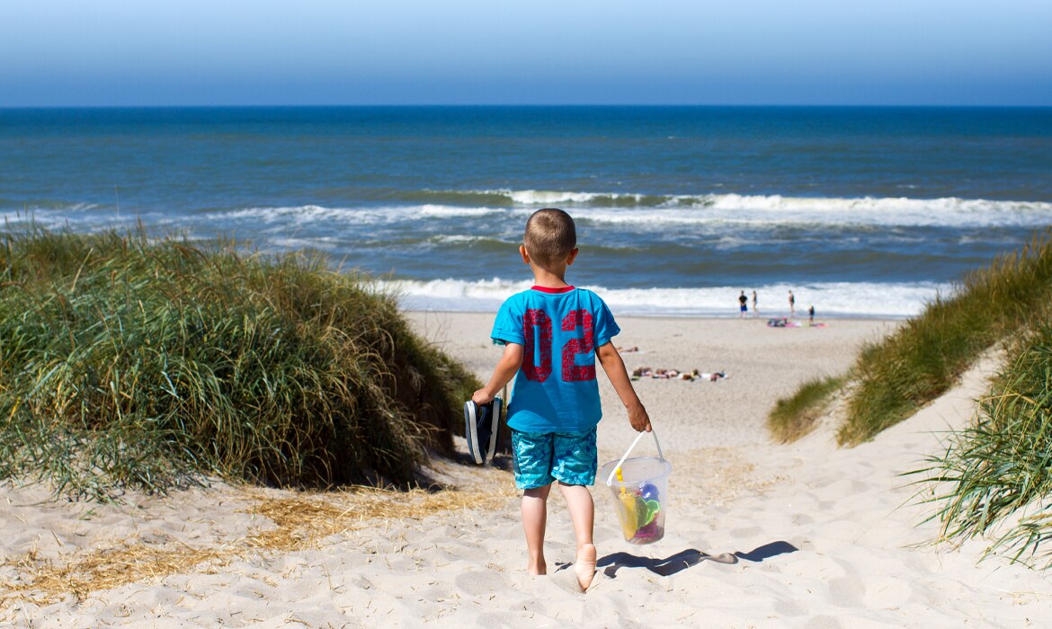 Spend summer. Holidays at the Seaside. Nack am Strand. Ziegenstatue am Strand. Kind Strand Sand warm.